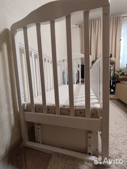 Детская кроватка с маятником