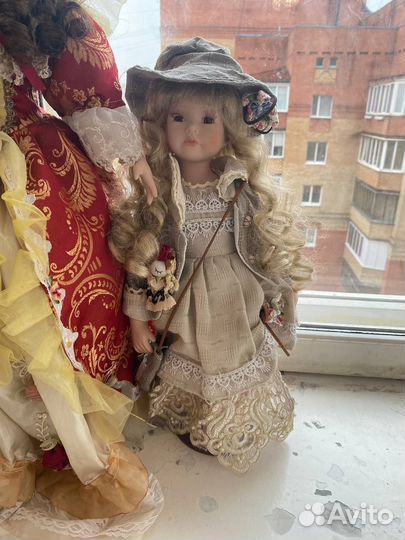 Кукла фарфоровая