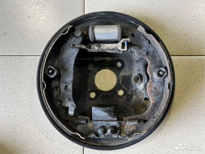 Щит опорный задний правый Renault Arkana пробег 46