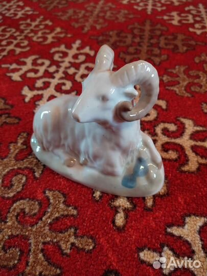 Фарфоровая статуэтка