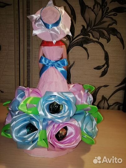 Кукла с конфетами и цветами. В наличии. Букет