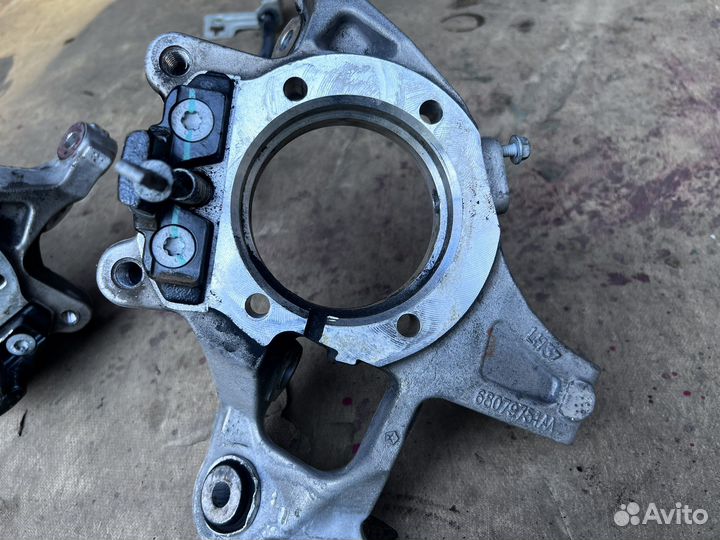 Цапфа Кулак задний Dodge Challenger левый