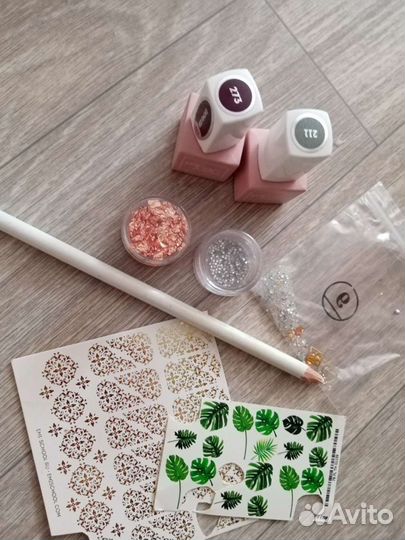 Гель лак, стразы, поталь