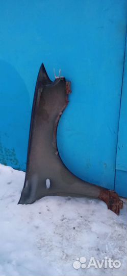 Mazda 323BA 1995 Крыло перед правое/левое