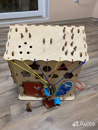 Бизиборд домик. Для ребенка