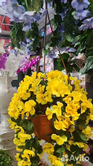 Искусственные цветы в горшках