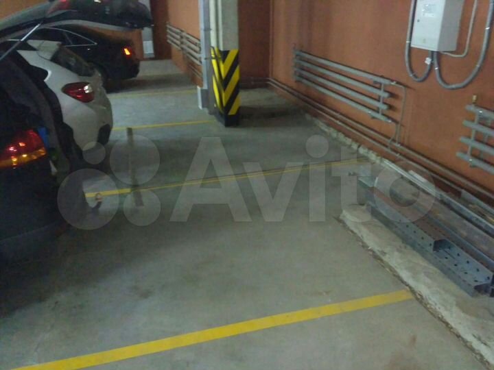 Машиноместо, > 30 м²