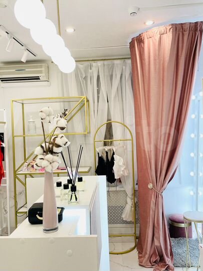 Аренда рейла, полки в шоуруме, первая линия