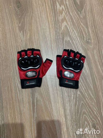 Кроссовый шлем и перчатки