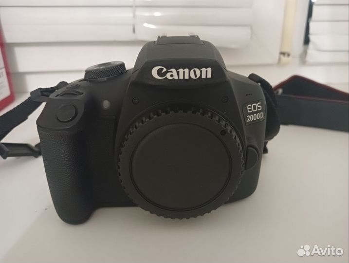 Зеркальный фотоаппарат Canon eos 2000d