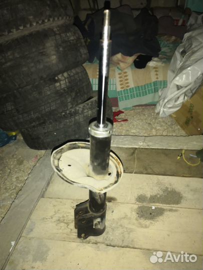 Продам амортизаторы передние Санта Фе