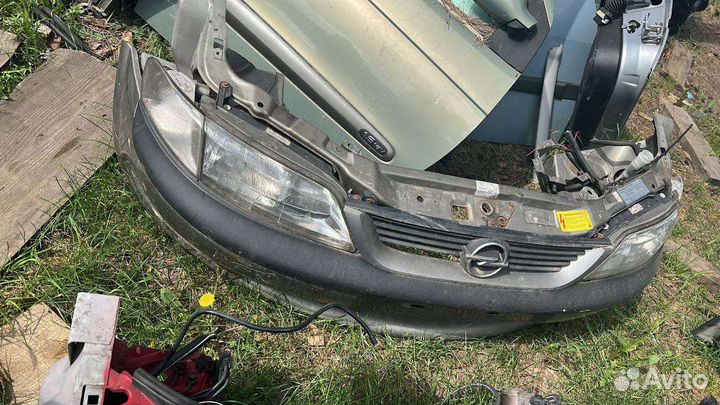 Передняя часть авто opel amega B