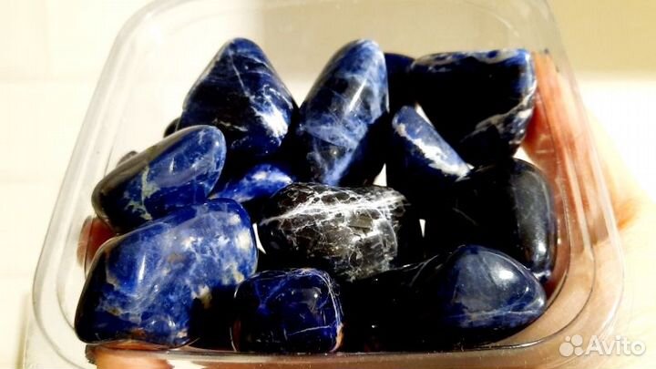 Содалит камень галтованный