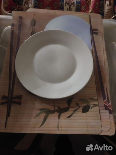 Бокалы,тарелки,вилки, ложки,ножи, подносы. Посуда