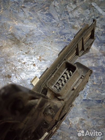 Замок двери задний левый Ford Focus 2