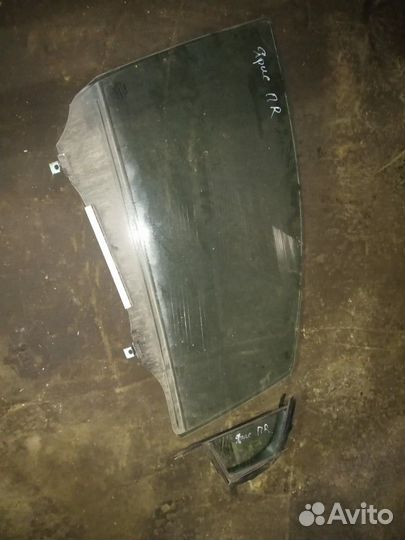 Стекло передней правой двери Тойота Ярис