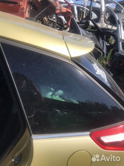 Citroen C4 Picasso левое боковое стекло