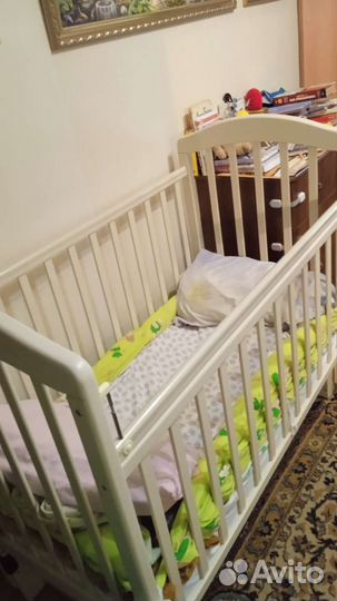 Детская кроватка с маятником