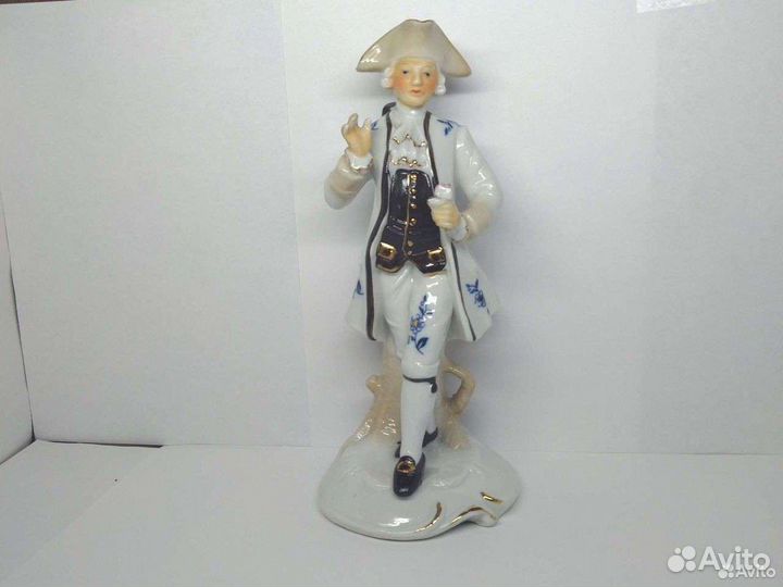 Фарфоровая фигурка щёголь производство Германия