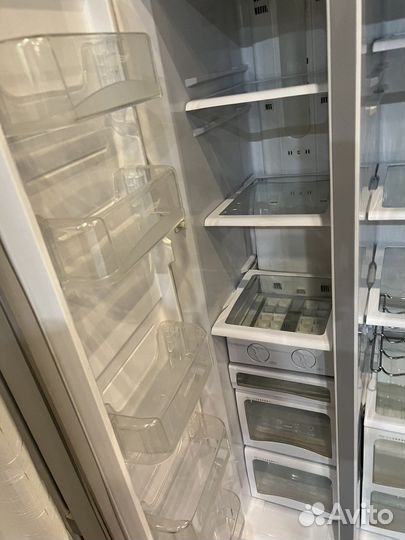 Холодильник side by side двухдверный