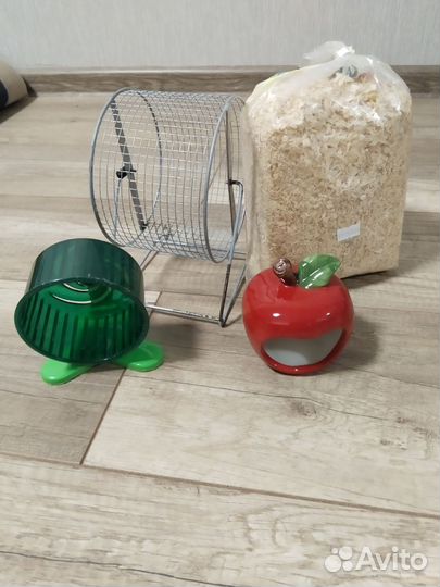 Домик, колесо и опилки для хомячка