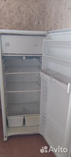 Холодильник старый
