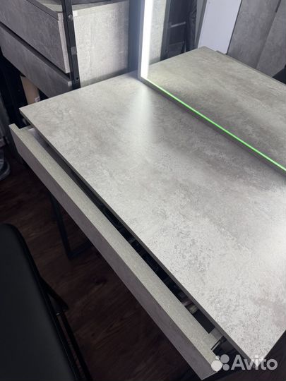 Туалетный столик с зеркалом и подсветкой