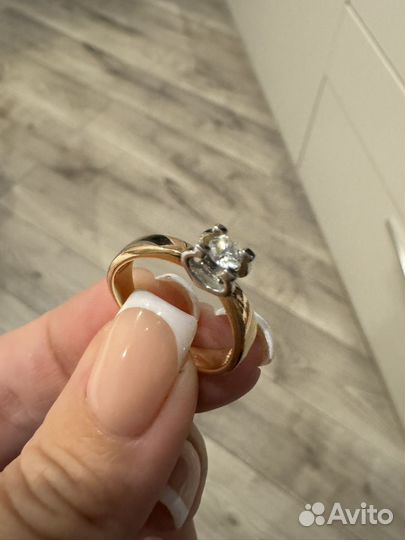 Золотое кольцо с бриллиантом 0,235к