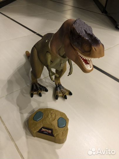 Продаю игрушку динозавр на пульте управления