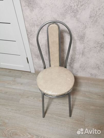 Бежевые стулья на металлокаркасе