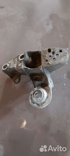 Кронштейн двигателя на Volkswagen Passat B5