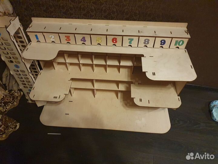 Гараж игрушечный с парковкой деревянный