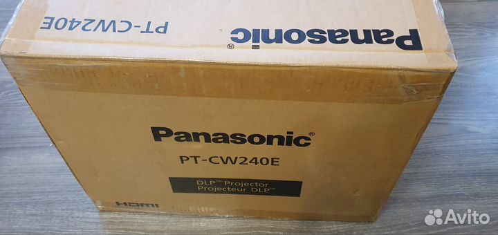 Panasonic PT-CW240. Проектор с экраном