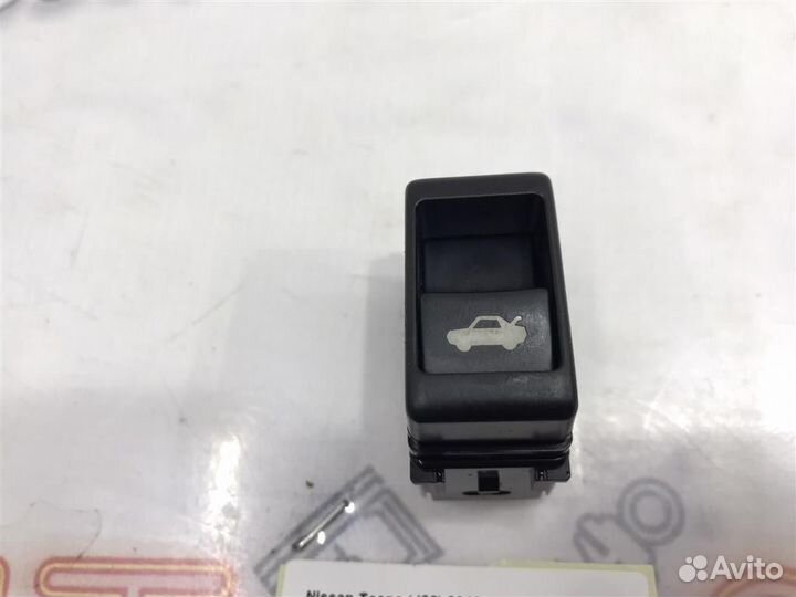 Кнопка открывания багажника Nissan Teana (J32) 20