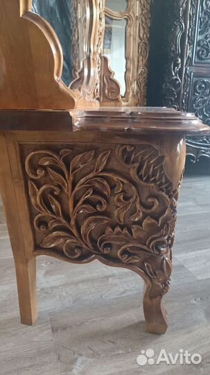 Туалетный столик с зеркалом резной