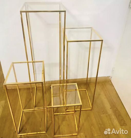 Свадебная арка и позолоченные тумбы