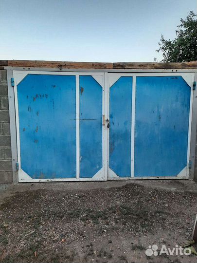 Металлические ворота для гаража из 2-х половинок