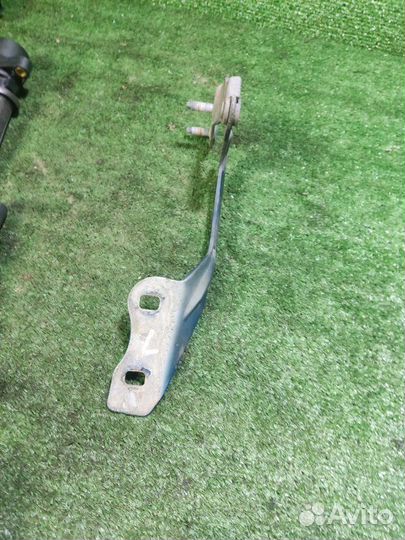 Петля капота левая Ford Focus 2 1.8 2010