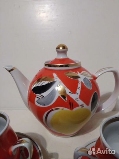 Чайник и пара бокалов (чашек)