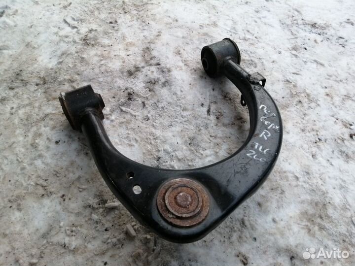 Рычаг правый передний верхний Toyota LC200