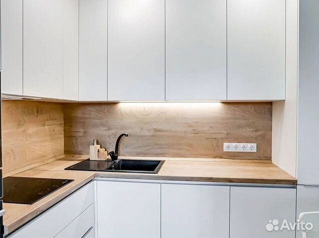 Угловая в потолок кухня на заказ