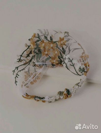Повязка с цветочной вышивкой