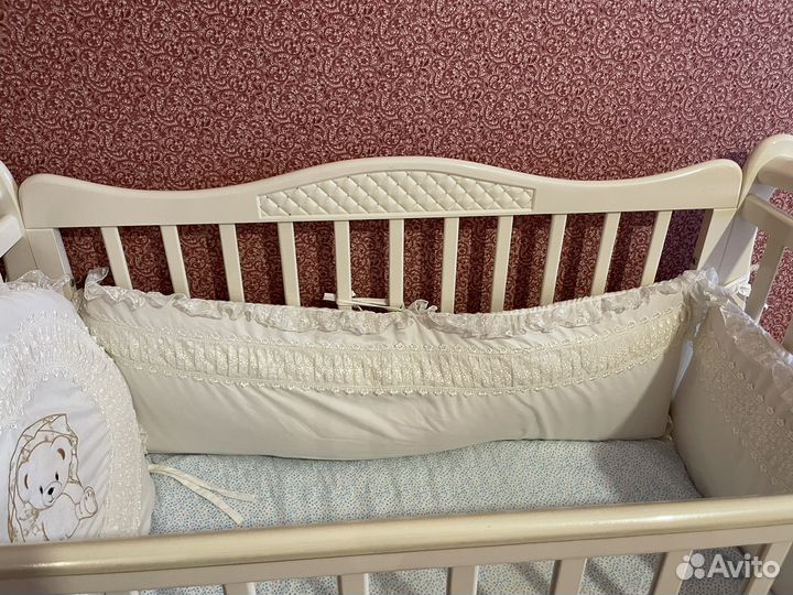 Детская кроватка с маятником