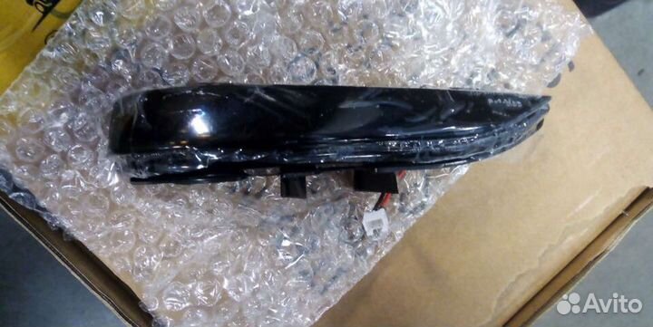 Бегающий поворотник тёмного цвета Веста