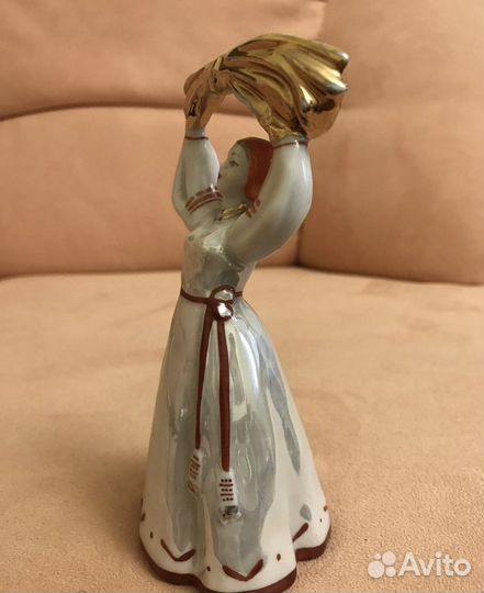 Статуэтка девушка со снопом Дулево