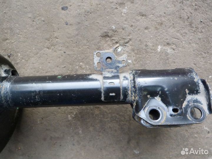 Амортизатор передний правый Toyota RAV 4 2000-2005