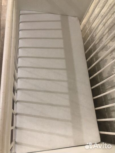 Кроватка детская с маятником