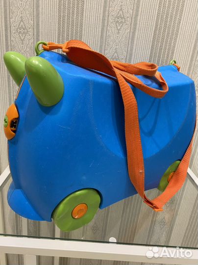 Детский чемодан на колесах trunki