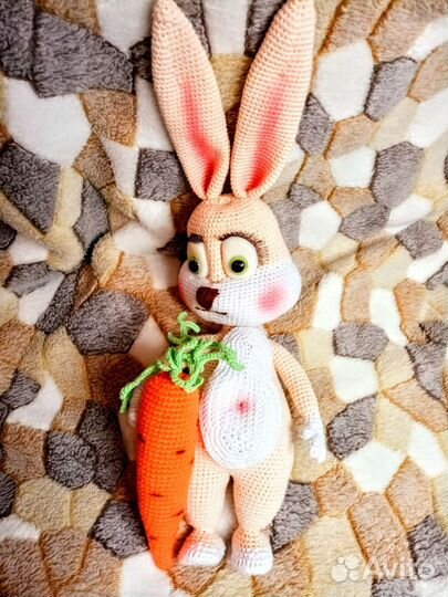Кролик с морковкой