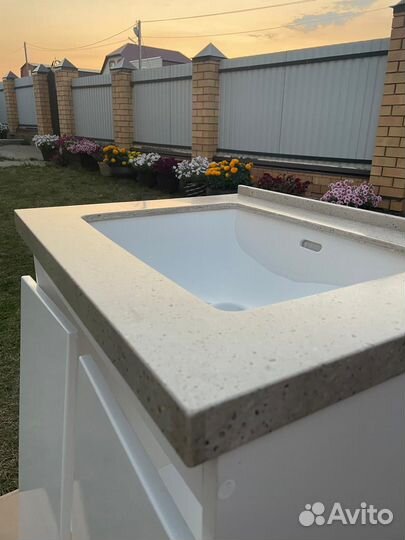 Раковина из искусственного камня с тумбой